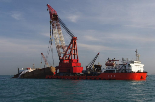 参与中东AMURIYAH轮沉船清障打捞项目